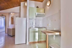 Kuchyň nebo kuchyňský kout v ubytování Apartments in Mali Losinj 14985C