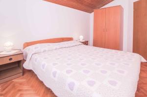 Postel nebo postele na pokoji v ubytování Apartments in Mali Losinj 14985C