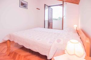 Postel nebo postele na pokoji v ubytování Apartments in Mali Losinj 14985C