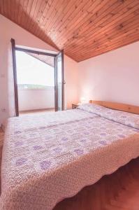 Postel nebo postele na pokoji v ubytování Apartments in Mali Losinj 14985C