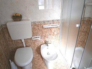 A bathroom at Apartment in Bibione 24583 Még 10 kép
