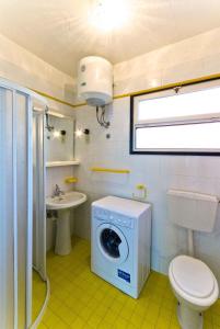 ビビオーネにあるApartments in Bibione 24434のバスルーム(洗濯機、シンク付)