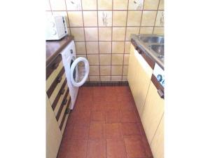 un piccolo bagno con servizi igienici e lavandino di Apartments in Bibione 24416C a Bibione