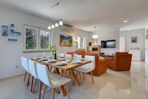 jadalnia i salon ze stołem i krzesłami w obiekcie Holiday Home Veronika w mieście Vinkuran