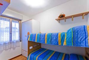 ビビオーネにあるApartment in Bibione 24441のベッドルーム1室(二段ベッド2台、窓付)が備わります。