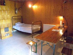 バラトンアルマーディにあるHoliday home Balatonalmadi/Balaton 17934のベッド1台とテーブルが備わる部屋