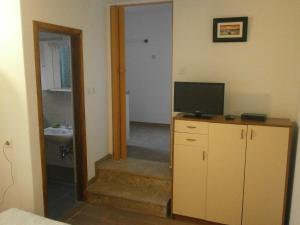 une chambre avec un couloir avec une télévision et une salle de bain dans l'établissement Apartment Bursic, à Pula