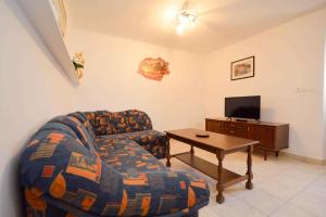 Telewizja i/lub zestaw kina domowego w obiekcie Holiday home in Pomer - Istrien 9026