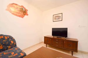 Telewizja i/lub zestaw kina domowego w obiekcie Holiday home in Pomer - Istrien 9026