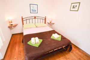 sypialnia z łóżkiem i dwoma ręcznikami na nim w obiekcie Holiday home in Pomer - Istrien 9026 w mieście Pomer