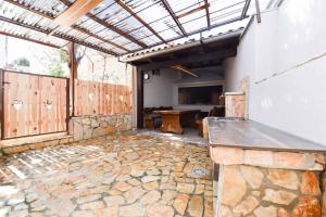 patio ze stołem i budynkiem w obiekcie Holiday home in Pomer - Istrien 9026 w mieście Pomer