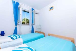 Lova arba lovos apgyvendinimo įstaigoje Two-Bedroom Apartment in Okrug Gornji V