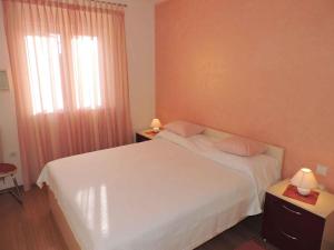 Postel nebo postele na pokoji v ubytování Apartment in Fazana/Istrien 8416