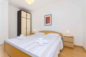 sypialnia z dużym łóżkiem z białą pościelą w obiekcie Apartment in Stari Grad/Insel Hvar 6321 w mieście Stari Grad