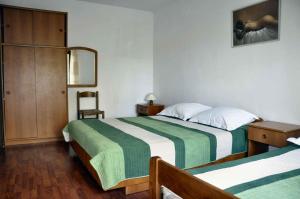 سرير أو أسرّة في غرفة في Apartments in Starigrad-Paklenica 6778