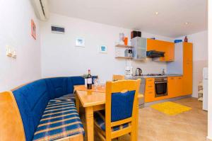 - un salon avec une table et un canapé bleu dans l'établissement Holiday home Stari Grad/Insel Hvar 6341, à Stari Grad