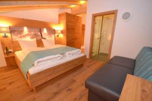Una cama o camas en una habitación de Three-Bedroom Apartment in Kaltenbach II