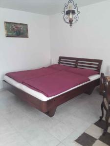 1 dormitorio con 1 cama grande con colchón rojo en Apartment in Mölbling/Kärnten 69, en Althofen