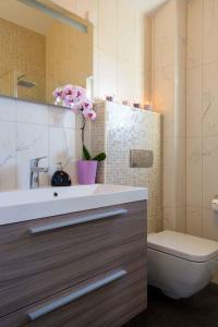 y baño con lavabo y aseo. en Two-Bedroom Apartment in Okrug Gornji III, en Trogir