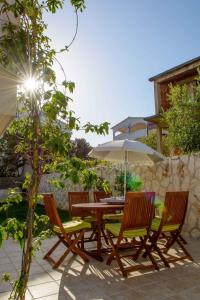 Vonkajšia záhrada v ubytovaní Two-Bedroom Apartment in Okrug Gornji III + 7 fotografií