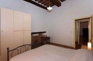 um quarto com uma cama e uma cómoda em Apartment in Montepulciano/Toskana 24058 em Montepulciano