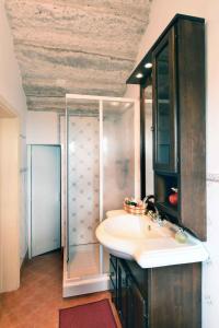 uma casa de banho com um lavatório e um chuveiro em Apartment in Montepulciano/Toskana 24058 em Montepulciano