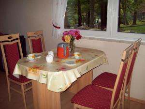einen Tisch mit einer Blumenvase darüber in der Unterkunft Holiday home in Mosbach 3183 in Mosbach
