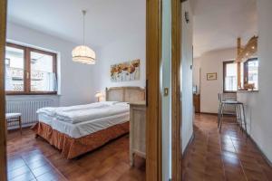 レードロにあるApartments in Pieve di Ledro/Ledrosee 22645のベッドルーム1室(ベッド1台、テーブル付)