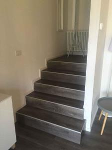 un conjunto de escaleras en una habitación con mesa en Apartments in Pur/Ledrosee 22640 en Mezzolago