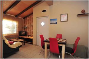 Posezení v ubytování One-Bedroom Apartment in Sukosan I