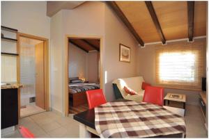 Postel nebo postele na pokoji v ubytování One-Bedroom Apartment in Sukosan I + 21 fotografií