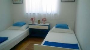 Łóżko lub łóżka w pokoju w obiekcie Two-Bedroom Apartment in Selce III