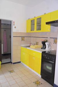 Kuchyň nebo kuchyňský kout v ubytování Two-Bedroom Apartment in Selce III
