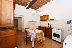 uma cozinha com uma mesa com uma toalha de mesa em Apartment in Montepulciano/Toskana 24058 em Montepulciano
