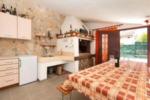 Кухня або міні-кухня у Holiday home in Fazana/Istrien 11339