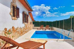 patio z basenem obok domu w obiekcie Holiday home in Fazana/Istrien 11339 w mieście Fondole