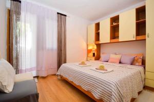 a bedroom with a large bed and a window at Apartment in Pula/Istrien 11064 in Vintijan