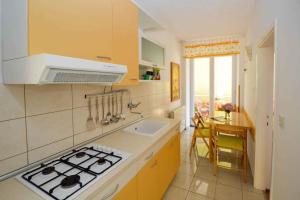 Kitchen o kitchenette sa Apartment Pula 43