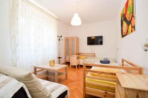 - un salon avec un canapé et une table dans l'établissement Apartment Pula 43, à Veruda