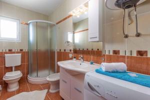 德拉馬利的住宿－Apartment Dramalj 33，带淋浴、盥洗盆和卫生间的浴室