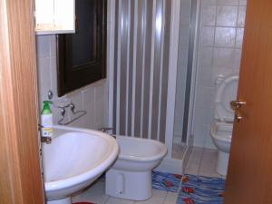 La salle de bains est pourvue d'un lavabo et de toilettes. dans l'établissement Apartment in Letojanni/Sizilien 23296, à Letojanni