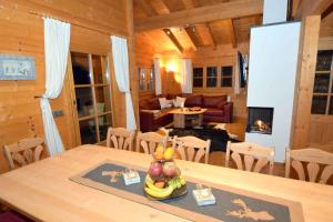 ein Zimmer mit einem Tisch und einer Obstschale darauf in der Unterkunft Holiday home in Kaltenbach/Zillertal 874 in Kaltenbach