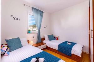 a bedroom with two beds and a window at Crikvenica Apartment 16 in Dramalj