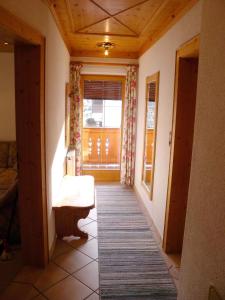 AlpendorfにあるApartment in St. Johann in Tirol 555の窓とソファのある家の廊下