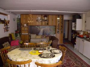 sala de estar con mesa y sillas y cocina en Apartment Balatonbereny 1 en Balatonberény