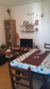 stół i krzesła w salonie ze stołem w obiekcie Apartment Bribir 3 w mieście Kričina