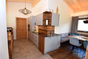 Küche/Küchenzeile in der Unterkunft Holiday home in Kaltenbach/Zillertal 876