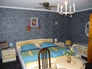 バラトンベレーニにあるApartment Balatonbereny 8のベッドルーム(青い枕のベッド1台付)