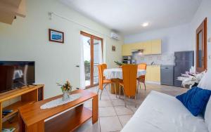Il comprend un salon avec une table et une cuisine. dans l'établissement Apartment Drenje 4, à Drenje
