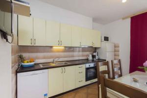 Kuchyň nebo kuchyňský kout v ubytování Apartment Slatine 6 + 7 fotografií